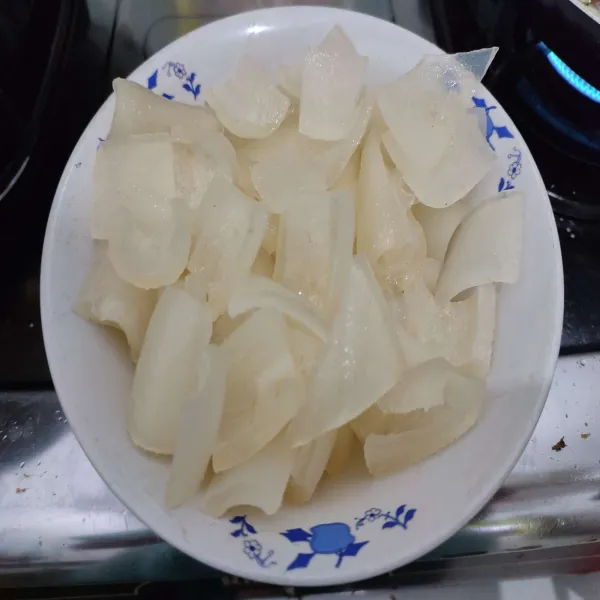 Rebus kikil sapi hingga empuk, lalu potong-potong.