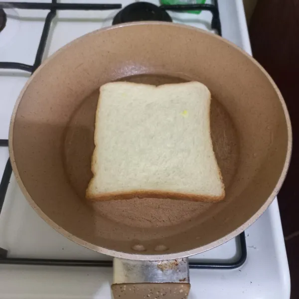 Panaskan teflon, panggang roti di bagian yang diolesi margarin, angkat jika sudah berubah warna kemudian sisihkan.