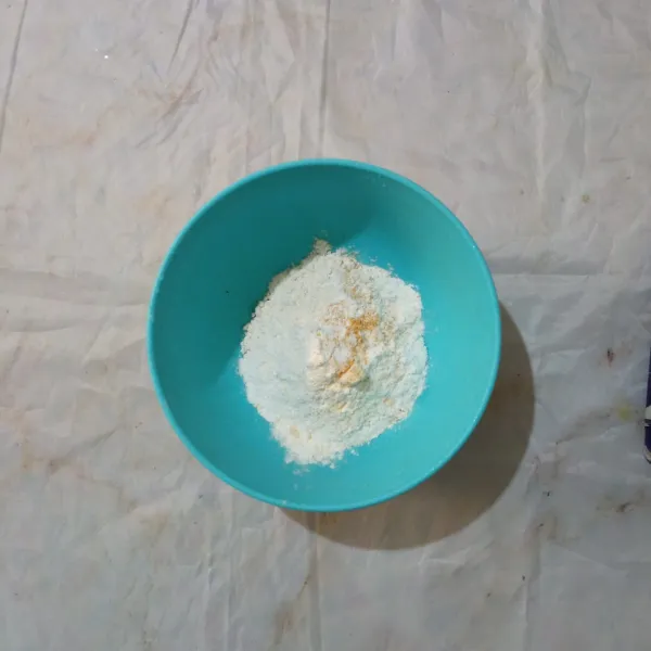 Dalam wadah masukkan tepung terigu, tepung beras, garam, kaldu bubuk, dan ketumbar.