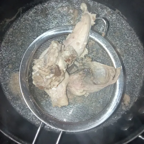 Rebus tulang ayam dengan secukupnya air, kemudian angkat ayam dan buang airnya.