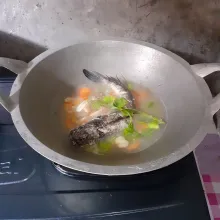 Bumbui dengan garam gula, dan kaldu jamur. Masukkan seledri utuh dan irisan daun bawang. Masak sampai ikan matang dan koreksi rasa.
