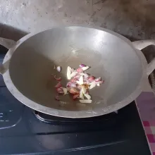 Tumis irisan bawang, jahe, dan lengkuas.