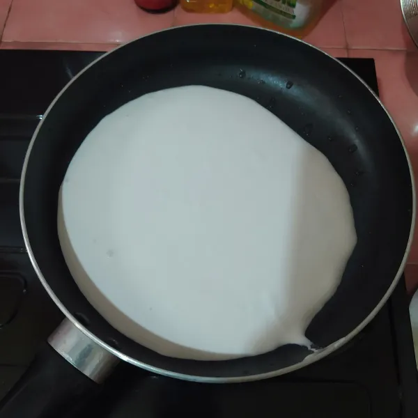 Dalam wajan anti lengket, masukkan tepung beras, tapioka, garam dan air.  Aduk rata.