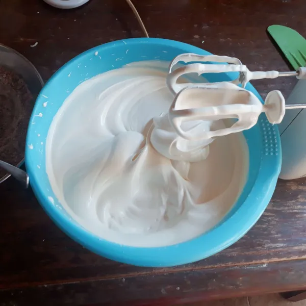 Mixer gula, telur, air dan SP dengan kecepatan tinggi hingga kental berjejak (5 menit).
