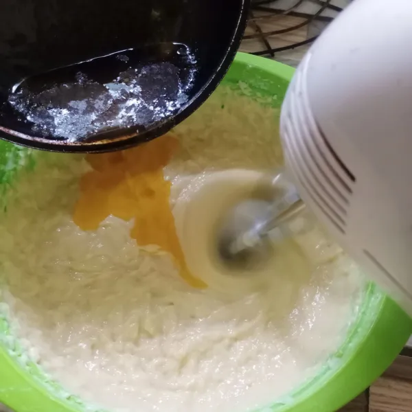 Kemudian masukkan margarin leleh yang sudah dingin. Mixer sampai rata.