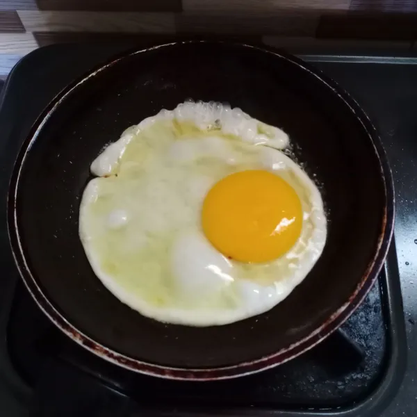 Panaskan sedikit minyak, buat telur ceplok.