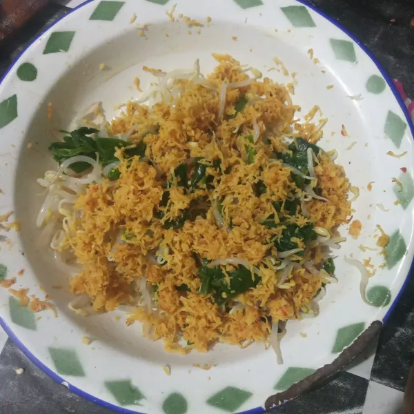 Campurkan bumbu urap dengan sayuran rebus. Aduk rata.