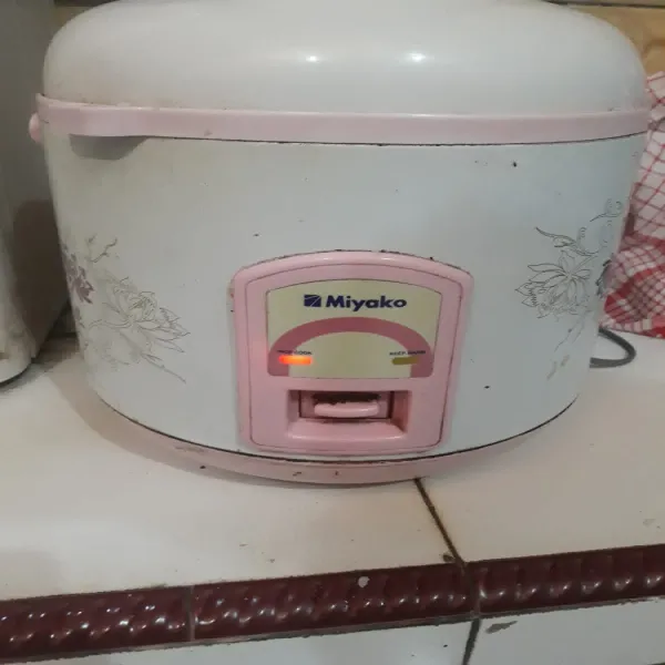 Kemudian masak dengan rice cooker hingga matang.