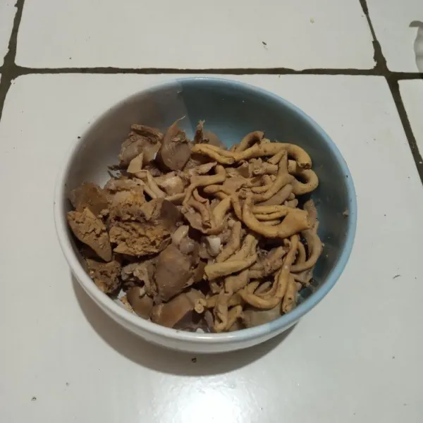 Rebus jeroan ayam sampai matang, tiriskan dan potong-potong.
