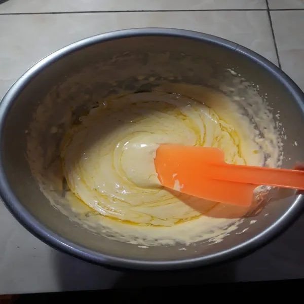 Masukkan margarin cair. Aduk rata dengan spatula.