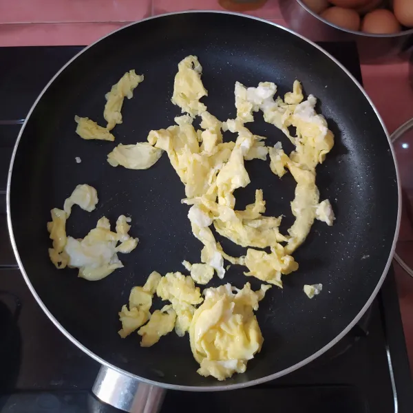 Buat scramble egg, lalu sisihkan.