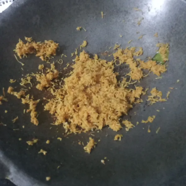 Sangrai bumbu urap hingga agak kering.