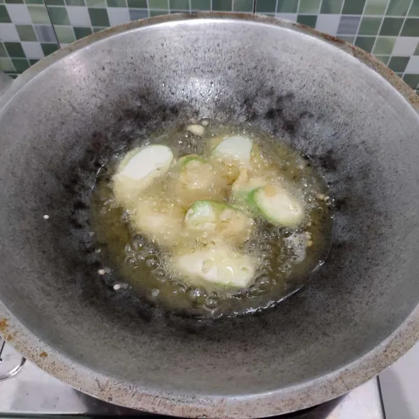 Panaskan minyak goreng, lalu goreng Eggplant tempura hingga golden brown.