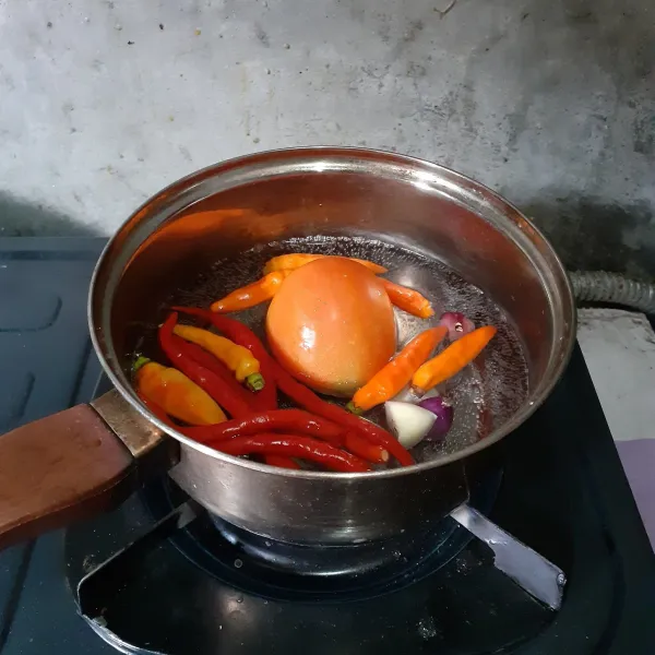Rebus bawang, cabai, dan tomat.