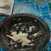 Haluskan bawang putih.