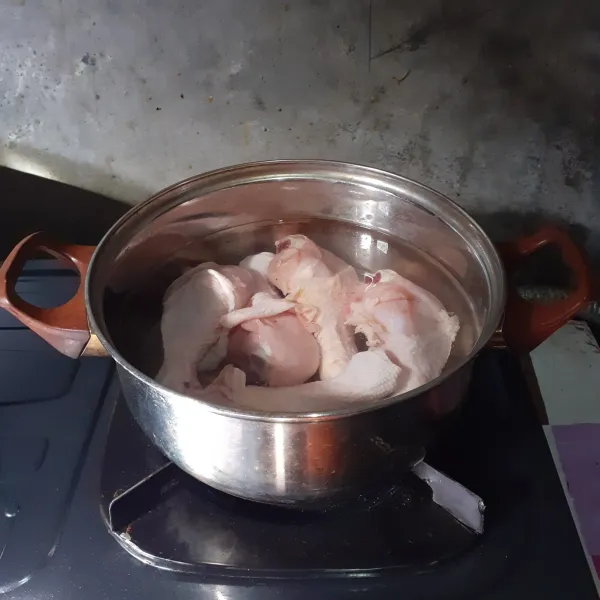 Cuci ayam sampai bersih. Rebus ayam sebentar saja atau sampai berubah warna. Kemudian buang airnya.