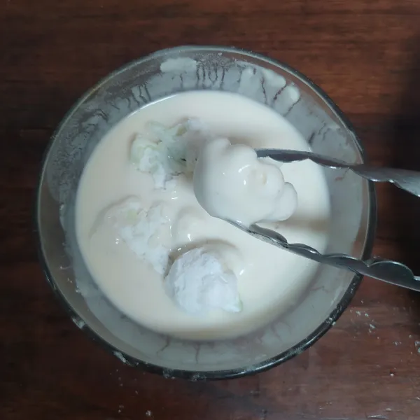 Celupkan ke tepung basah.