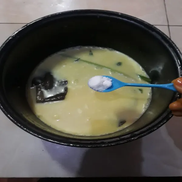 Kemudian masukan air. Tambahkan garam, gula pasir dan kaldu jamur. Aduk rata.
