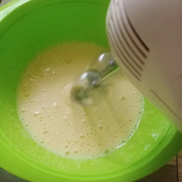 Mixer telur dan gula sampai gula larut.
