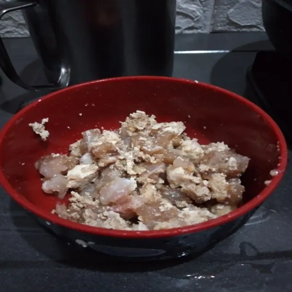 Bumbui topping ayam dengan bahan marinasi dan diamkan hingga 30 menit supaya bumbu meresap.