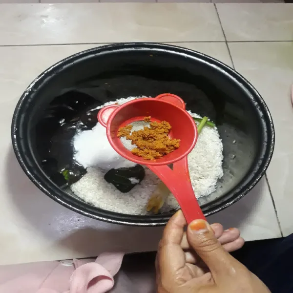 Lalu masukan perasan kunyit dan disaring.