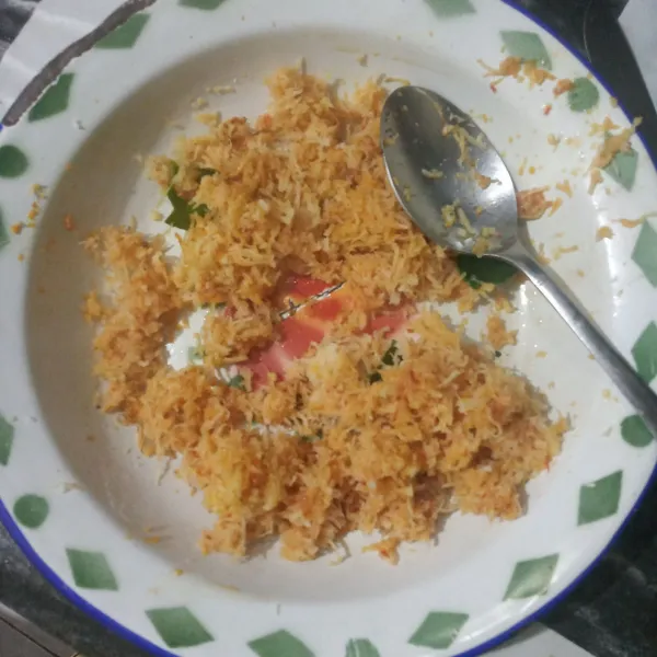 Campurkan bumbu halus, kelapa parut dan daun jeruk. Aduk rata.