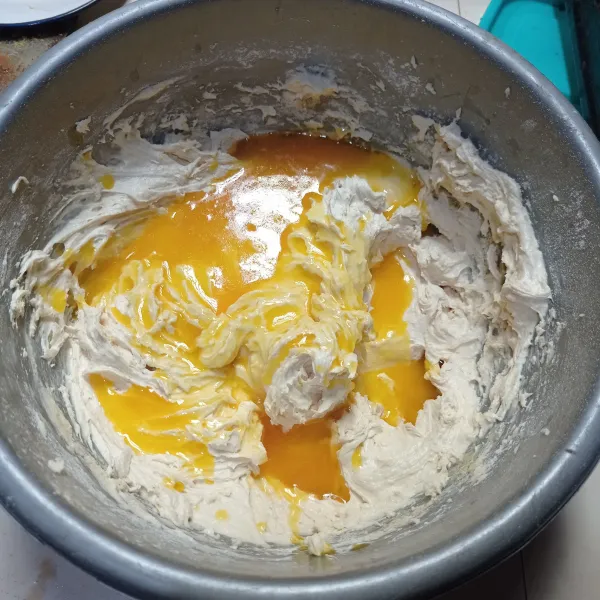 Terakhir masukan lelehan margarin, aduk balik menggunakan spatula sampai tercampur rata.