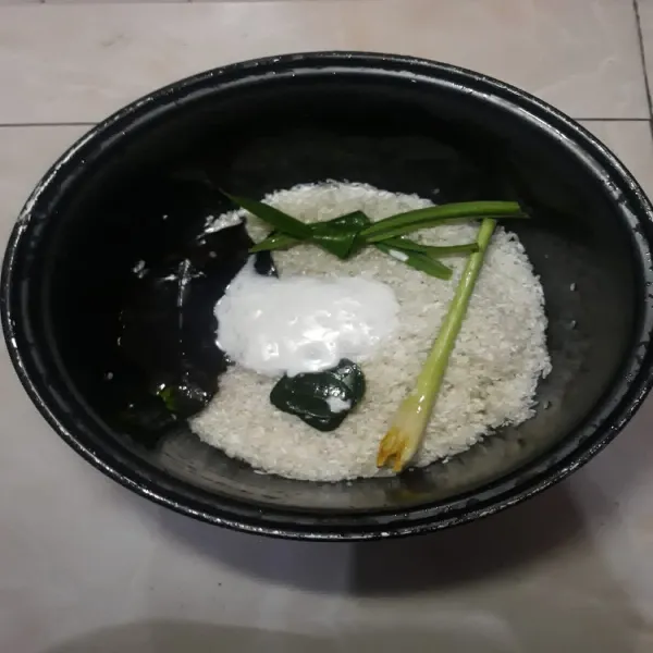 Kemudian masukkan santan cair instant.