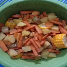 Potong sayuran, rebus selama 5 menit kemudian berikan bumbu garam, lada, rosemary dan paprika bubuk.