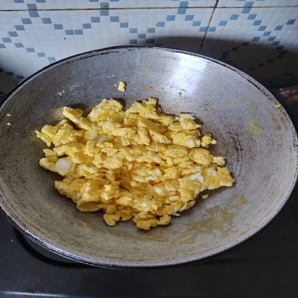 Buat telur orak arik, lalu sisihkan.