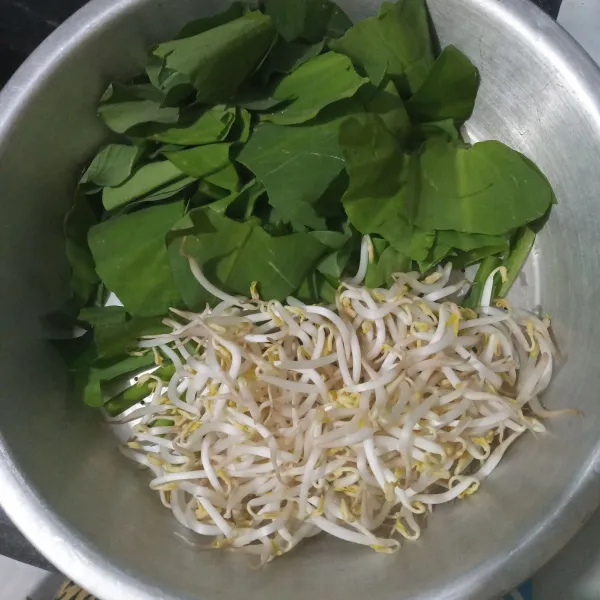 Siapkan sayuran yang akan digunakan. Lalu rebus bergantian. Tiriskan.