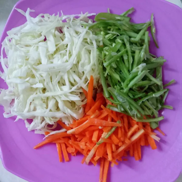 Siapkan sayuran yang telah dipotong-potong.
