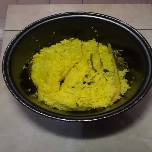 Setelah matang, aduk nasi. Siap untuk disajikan.