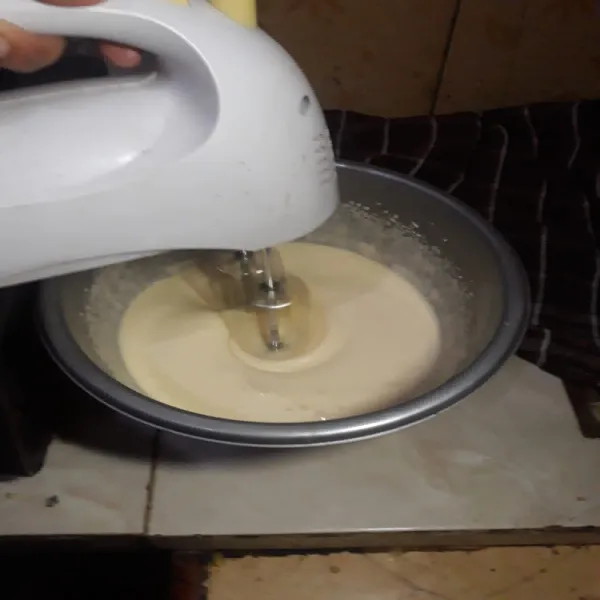 Mixer dengan kecepatan tinggi gula, telur dan SP sampai kental dan putih berjejak.
