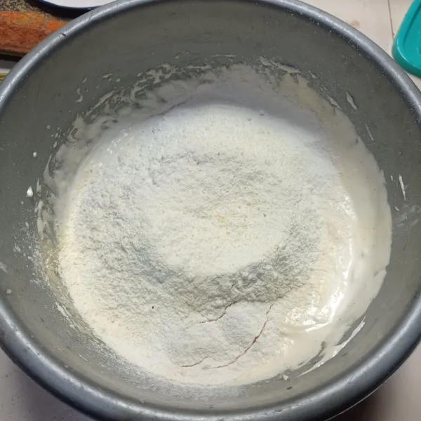Masukan ayakan tepung, baking powder, dan susu bubuk, mixer lagi sampai tercampur rata.