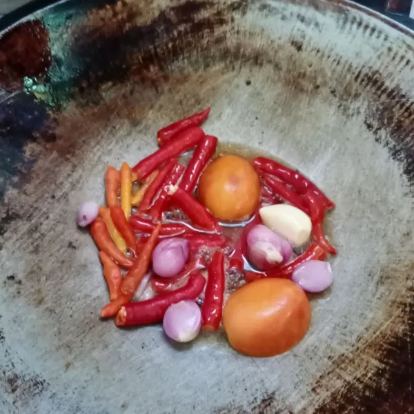 Goreng bawang merah, bawang putih, cabe rawit, cabe merah keriting dan tomat sampai layu.