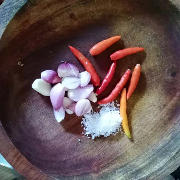 Haluskan bawang merah, bawang putih, cabe rawit dan garam.