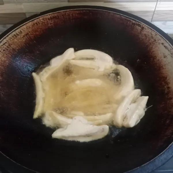 Goreng pisang berbalut tepung sampai kecoklatan.