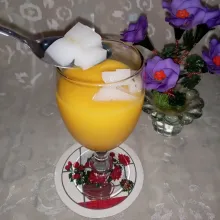 Masukkan sedikit demi sedikit nata de coco ke dalam gelas