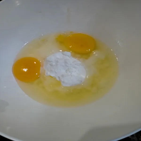 Aduk telur dan gula halus menggunakan whisker hingga rata.
