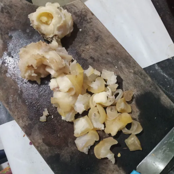 Rebus kikil hingga empuk lalu potong-potong.