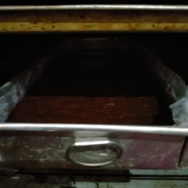 Panggang adonan brownies dengan api sedang hingga matang.