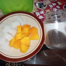 Potong-potong kecil buah mangga, siapkan biji selasih yang sudah direndam selama 5 menit menggunakan air hangat.