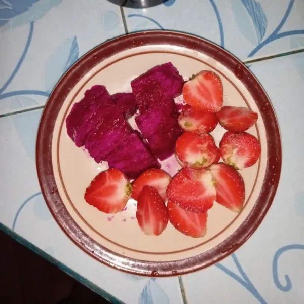 Cuci bersih strawberry lalu potong-potong buah naga dan strawberry