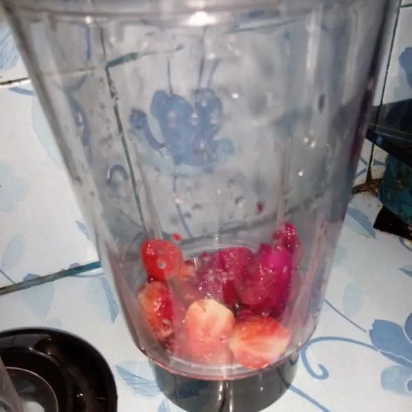 Masukkan buah-buahan tadi yang sudah dipotong ke dalam blender