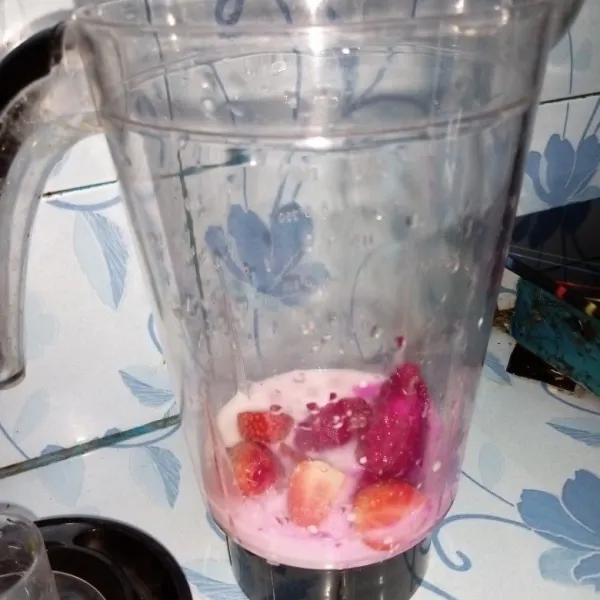 Tuangkan susu putih cair ke dalam blender