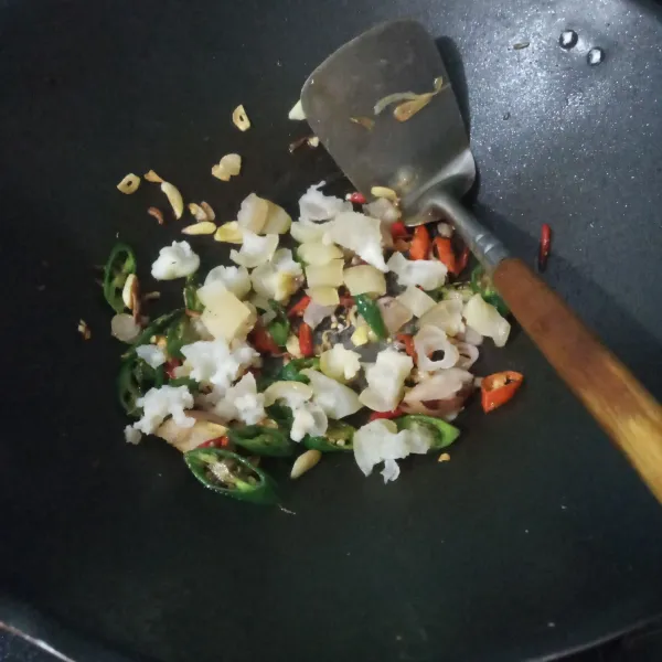 Masukkan kikil, aduk rata.