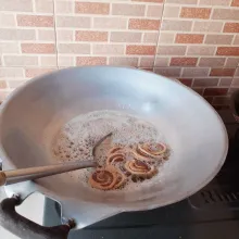 Goreng dengan minyak panas, api sedang hingga matang.