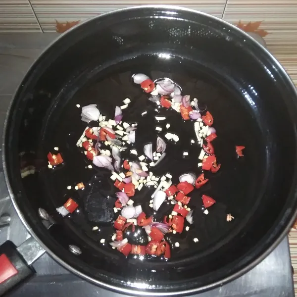 Panaskan minyak dalam wajan, tumis bawang merah, bawang putih, cabai keriting dan lengkuas hingga harum.