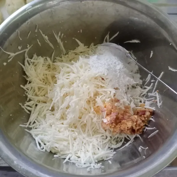 Masukkan tepung beras, bumbu halus, garam dan kaldu bubuk. Aduk sampai tercampur rata.